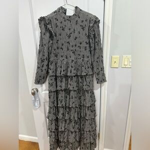Size small- fits like a m/l gray maxi dress/gown never worn